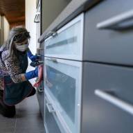 Extienden hasta fin de año la vigencia del programa que paga el 50% del salario del personal doméstico